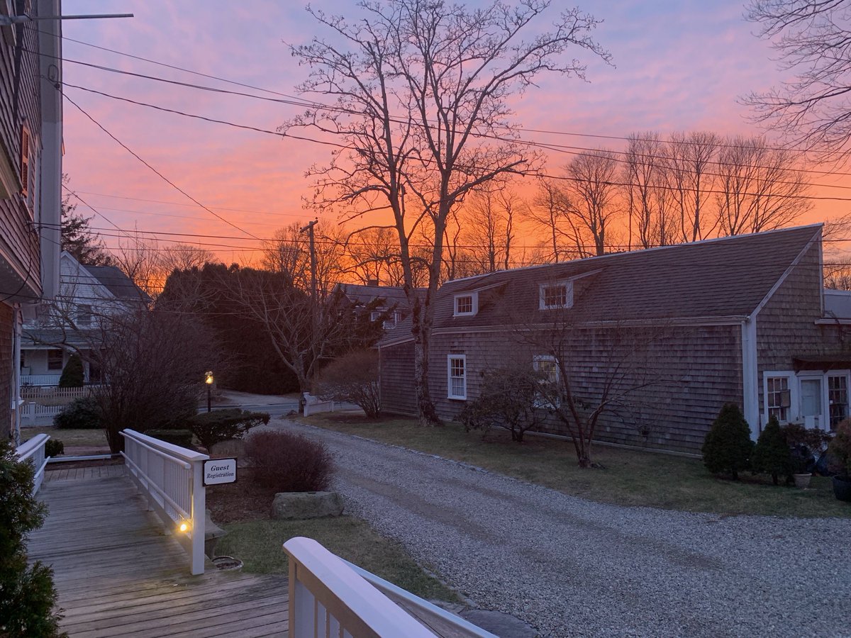 PalmerHouseInn's tweet photo. What an awesome sunset in Falmouth last night!   From the door of Palmer House Inn @PalmerHouseInn https://t.co/QLn11kz8Ox
