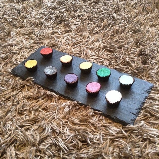 thecateringpro's tweet image. ...
"Reeses peanut butter cups pimped #pimpmyfood #colouredglitter #slateplate #tuesdaytreat"