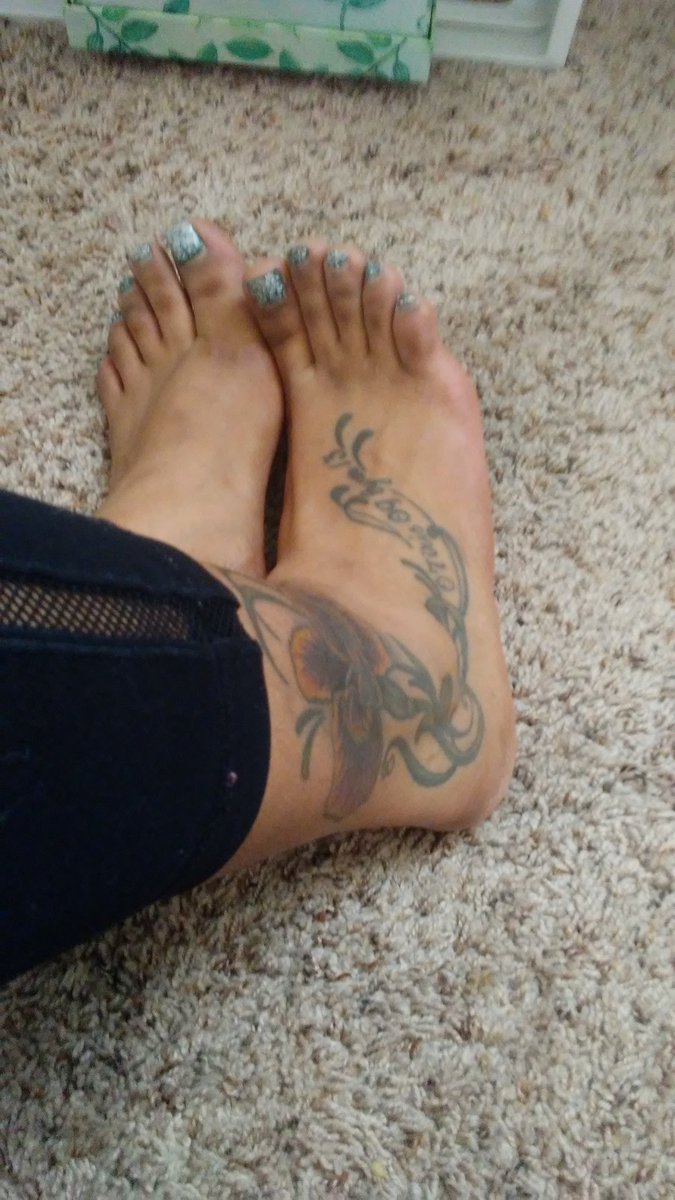 Goddess_Amara00's tweet photo. Look at your beautiful Goddess. Here's a picture of me in my gym wear, how lucky you are to see this. I just made your fucking day so make mine you dogs.
#findom #rockingbod #feetworship #prettyfeet #yogapants https://t.co/kV6PF1g4q4