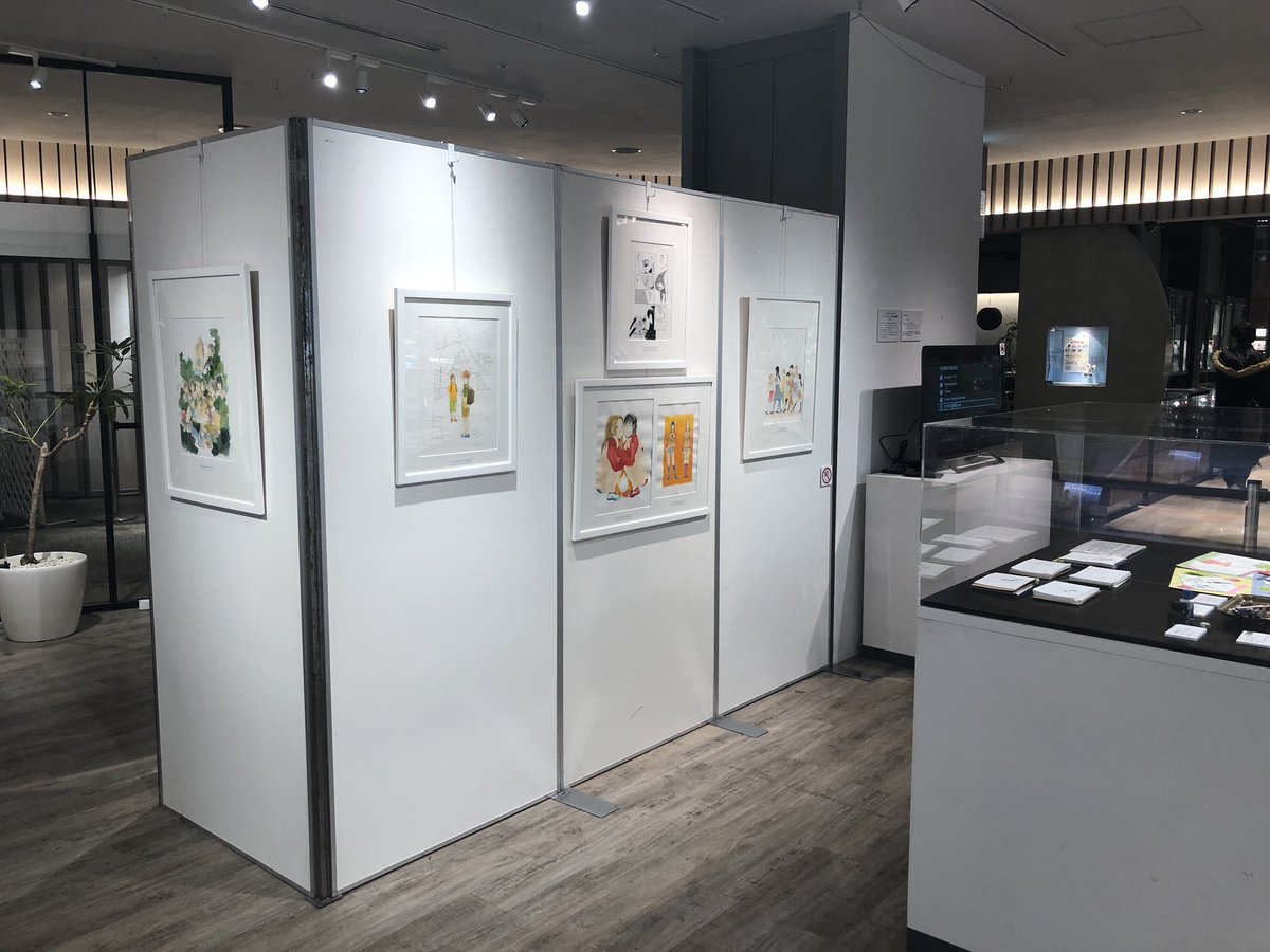 店内は、撮影OKです。※原画展メインビジュアルの制作風景動画のみ撮影はご遠慮ください。
普段なかなか見ることの出来ない貴重な原画や先生のお仕事道具など、じっくりご覧ください！