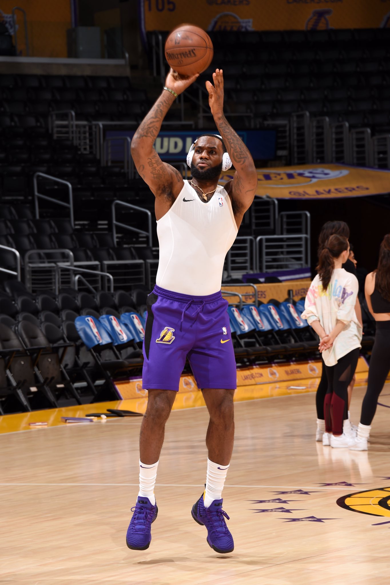 lebron 16 thanos