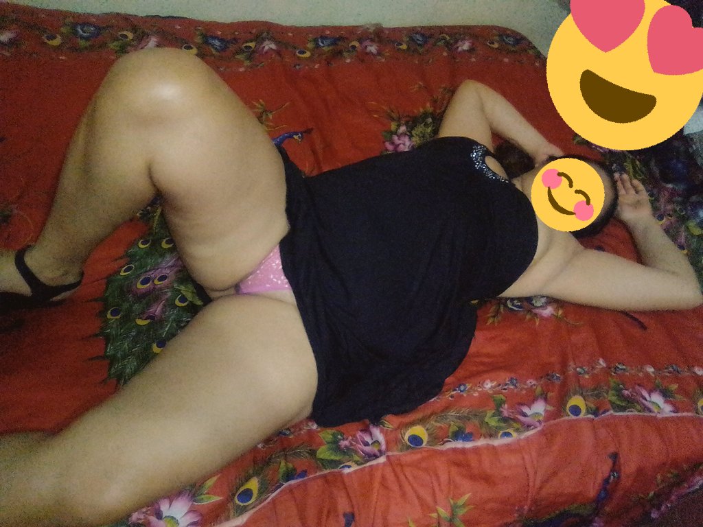 ryrdesv's tweet photo. No sé si lo habían notado las personas del lugar, pero lo único bajo de su vestido era esa tanga😉 feliz noche! https://t.co/rxPOepXlu9