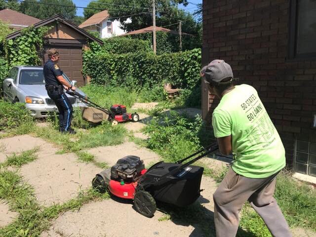 iamrodneysmith's tweet image. On this day I had two of Omaha's finest, officer Moran &amp;amp; Meisinger join me &amp;amp; helped mowed two lawns. One was for a single mom &amp;amp; the other one was for a widow of a veteran. So much respect for all our officers nation wide . I really appreciate you all .Thank you for your service