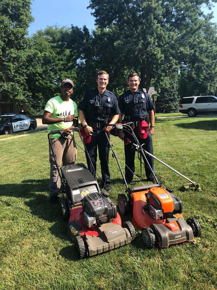 iamrodneysmith's tweet image. On this day I had two of Omaha's finest, officer Moran &amp;amp; Meisinger join me &amp;amp; helped mowed two lawns. One was for a single mom &amp;amp; the other one was for a widow of a veteran. So much respect for all our officers nation wide . I really appreciate you all .Thank you for your service
