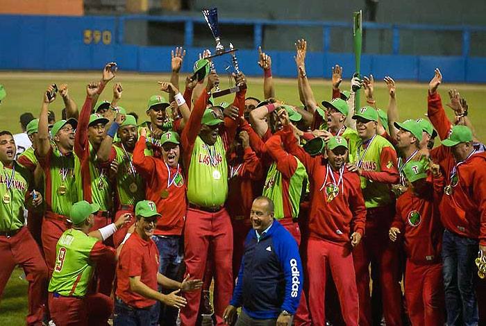 PrensaLatina_cu's tweet photo. El mánager de los Leñadores de #Cuba , #PabloCivil, adelantó hoy algunas de las posibles estrategias a utilizar en la @seriedelcaribe_ , como el lanzador del primer día o el bateador designado. https://t.co/KJbFVTXpB3 @beisbolcubano @TunasvisionTV @mlbcuba https://t.co/A0J5qsQpOG