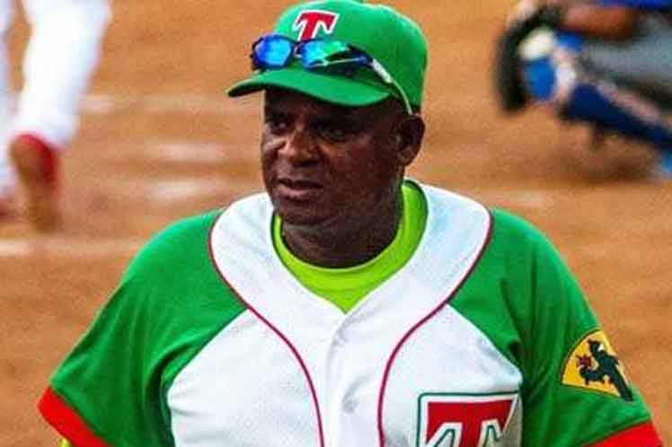 PrensaLatina_cu's tweet photo. El mánager de los Leñadores de #Cuba , #PabloCivil, adelantó hoy algunas de las posibles estrategias a utilizar en la @seriedelcaribe_ , como el lanzador del primer día o el bateador designado. https://t.co/KJbFVTXpB3 @beisbolcubano @TunasvisionTV @mlbcuba https://t.co/A0J5qsQpOG
