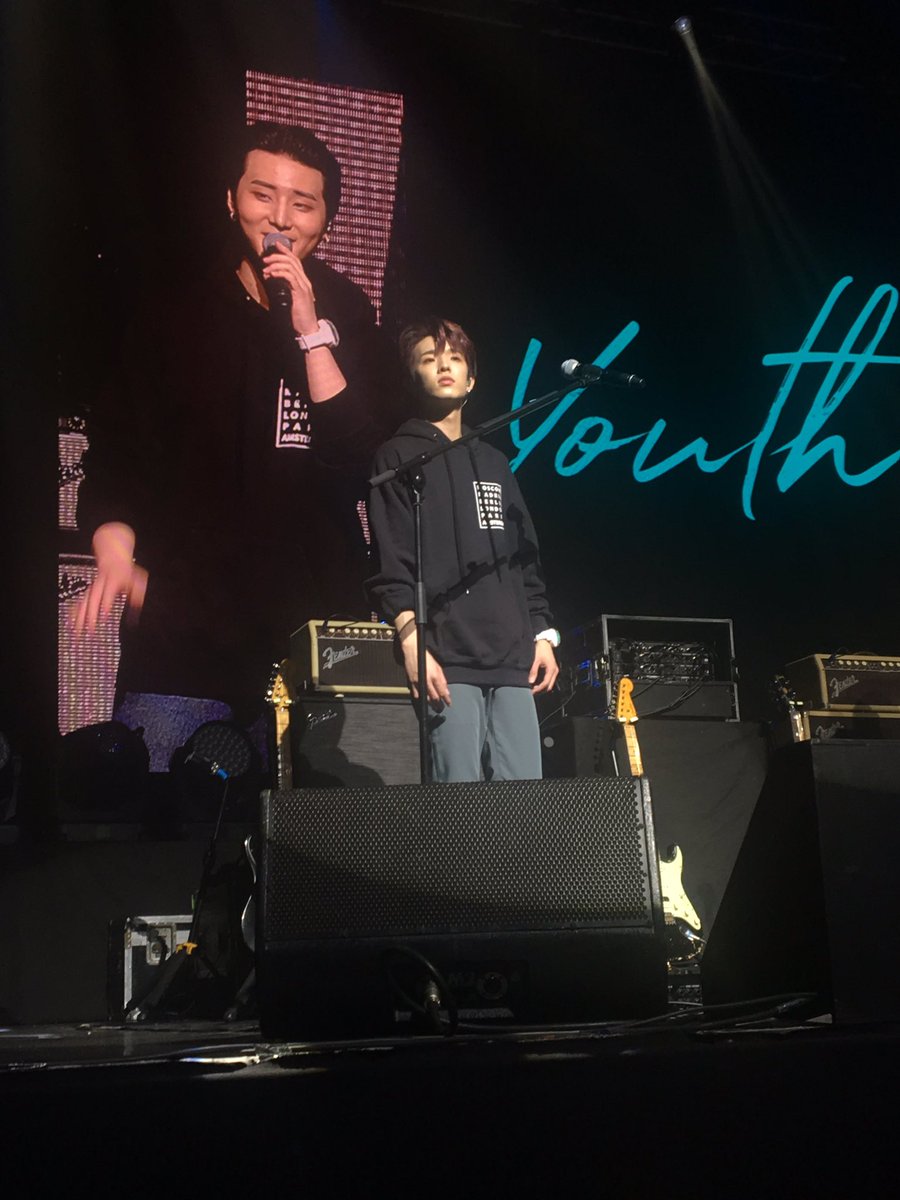 An_usually's tweet photo. I didn’t know at first but Jae spotted a MyDay who was almost fainting in the back and he called staff to take care of her 😭 #DAY6inAmsterdam https://t.co/ULw3jjBKby