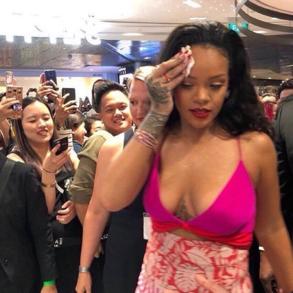 Trap220's tweet image. When I click someone’s live on accident and I’m the only viewer