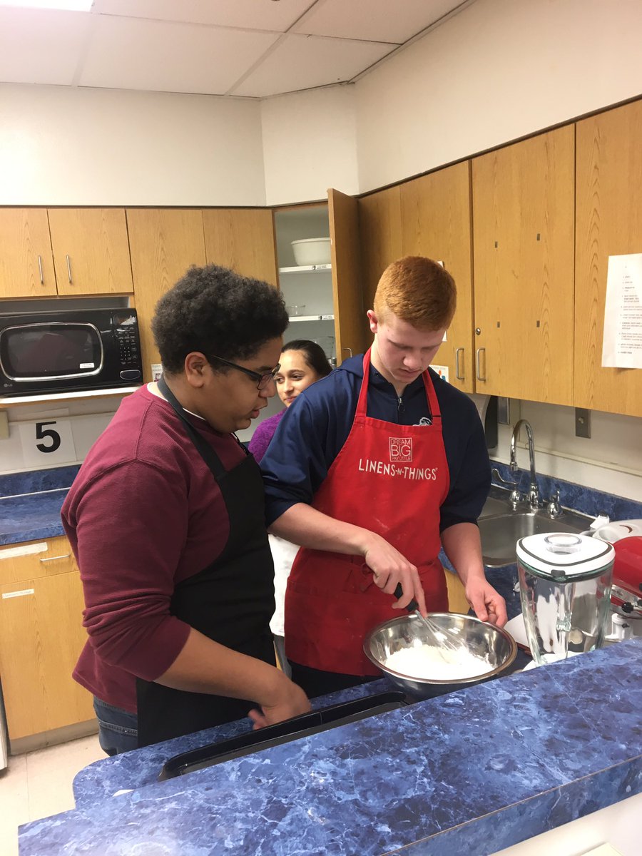 CrestviewMiddle's tweet image. Our 8th graders are learning to make waffles today.  Should come in handy at home tomorrow.  #CMSLearns @SanchezMueller