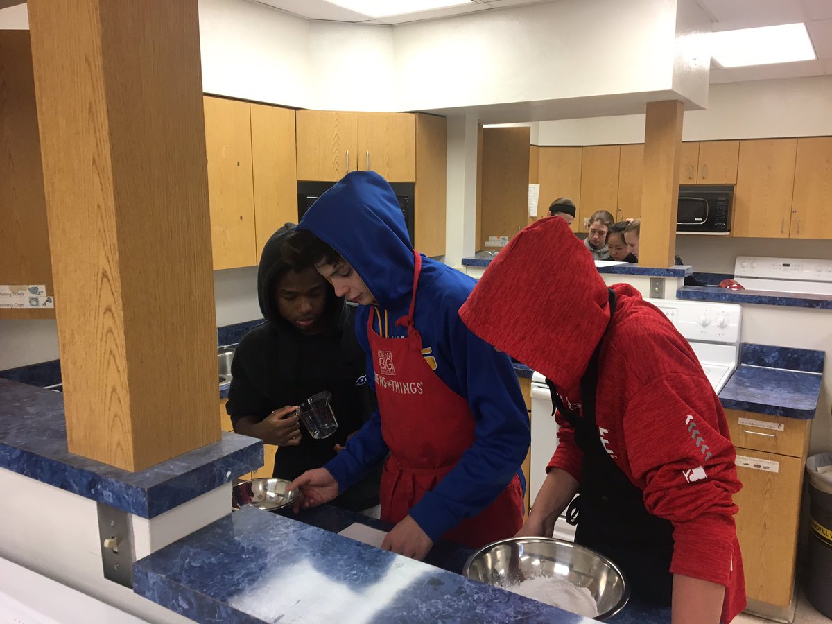 CrestviewMiddle's tweet image. Our 8th graders are learning to make waffles today.  Should come in handy at home tomorrow.  #CMSLearns @SanchezMueller