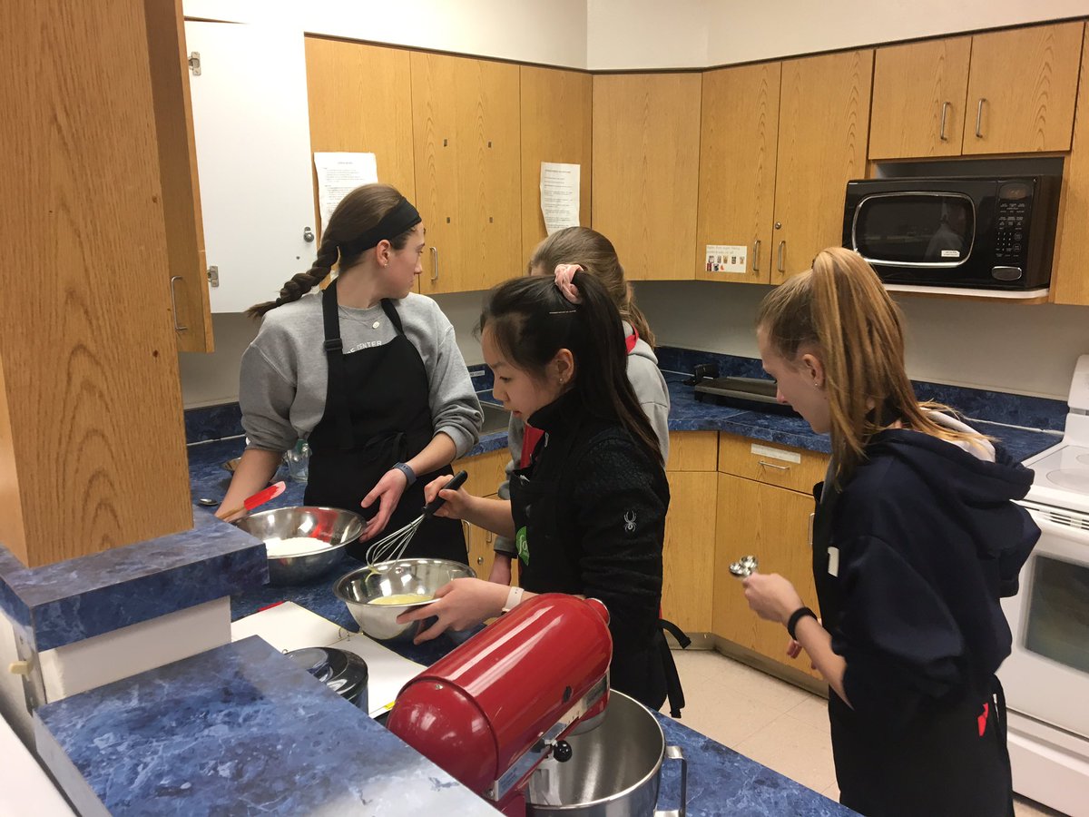 CrestviewMiddle's tweet image. Our 8th graders are learning to make waffles today.  Should come in handy at home tomorrow.  #CMSLearns @SanchezMueller