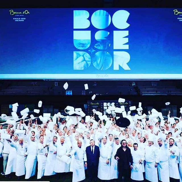 Le premier jour du @bocusedor s’achève avec tous les amis chefs ... @sirha_lyon @glevents_official_account @olivierginon @igerslyon bit.ly/2HF1WNH