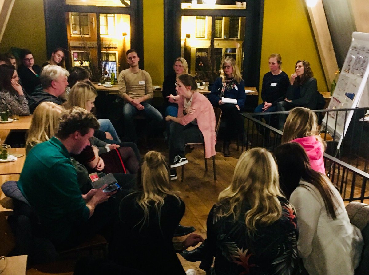 #Gearhing onderwijscafé met startende leerkrachten die actief zijn met trainingsacteur: gesprekstechnieken oefenen.