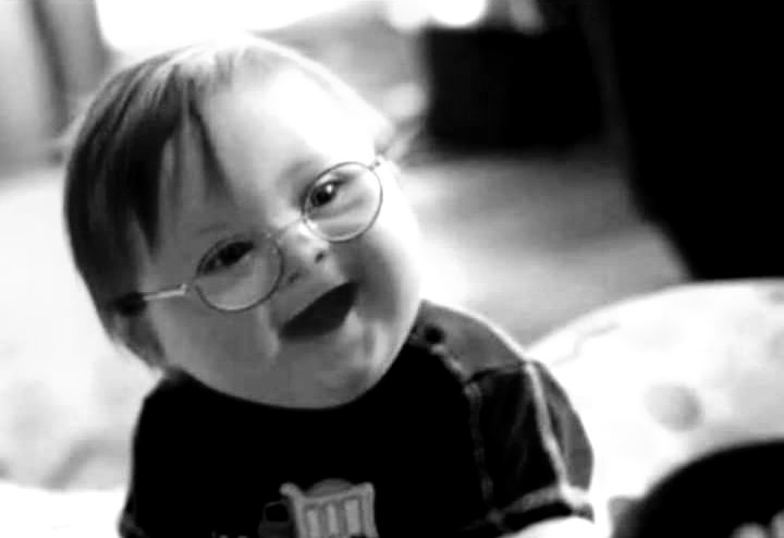 Se ridi di un bambino diverso, lui riderà con te, perché la sua innocenza supera la tua ignoranza. Buon mercoledì a tutti di ♥️