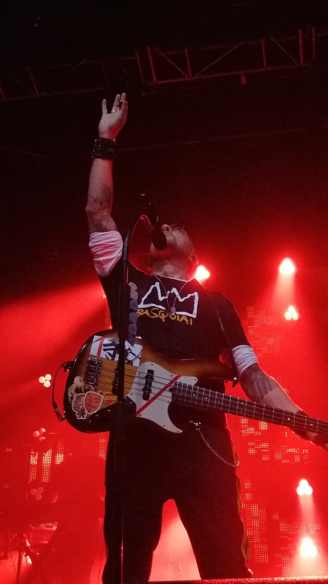 seanlie83's tweet photo. @ObispoPascal Un concert inoubliable encore une fois pascal merveilleux à la basse https://t.co/kng44u11BO