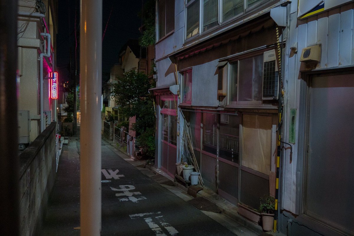 菊地美奈 シャンソン歌手 写真家 写真作品 愁跡 神楽坂 エエ感じに妖しい灯り 愁跡 写真 廃墟 レトロ 懐古 路地 下町 風景 散歩 ノスタルジー 神楽坂 街 昭和 ダサカッコイイ 愛すべきもの 看板建築 空き家