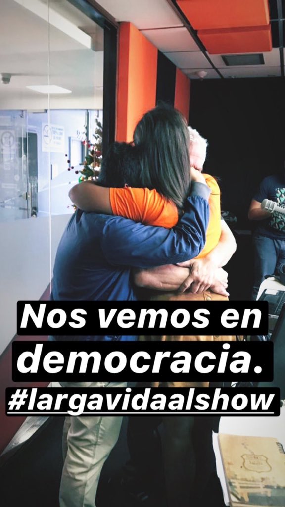 holaeslaura's tweet photo. Decimos adiós con el corazón roto por no poder decirles antes, por la felicidad que significaba hacer esto todos los días, por el cariño inmenso que hay en esta familia y porque nos toca seguir adelante.
Mando un "gracias" por segundo al aire.
Nos seguiremos escuchando. https://t.co/uT2ZGNWRwX
