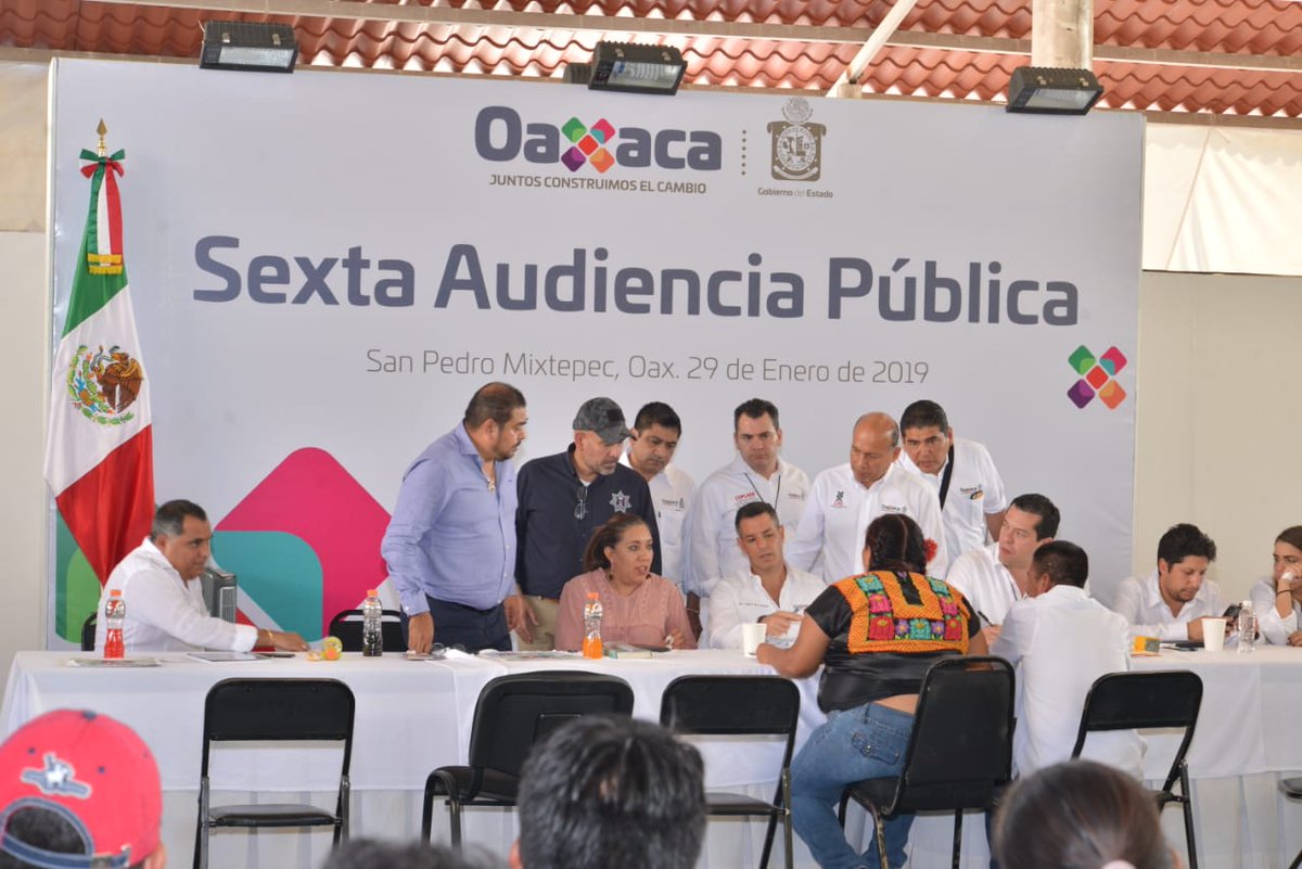 SSPC_GobOax's tweet photo. Durante la #SextaAudienciaPública, las diferentes dependencias del @GobOax trabajamos en equipo con el Maestro @alejandromurat para atender las solicitudes de los habitantes en la región de la #Costa. Titulares plantean estrategias coordinadas en San Pedro Mixtepec. #Oaxaca https://t.co/fKoZblSmb1