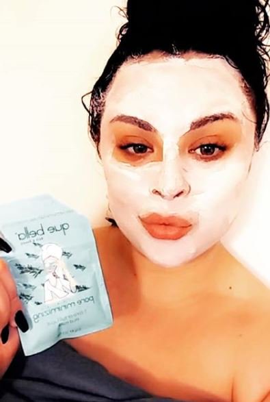 QueBellaBeauty's tweet image. Start your week with Que Bella like @her.names.jay with our #poreminimizing mud mask. #maskwithquebella