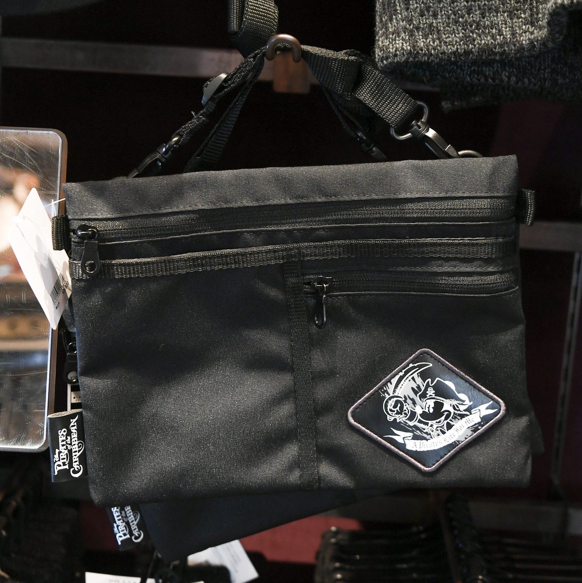 Mezzomikiのディズニーブログ Auf Twitter モノトーンで格好いい海賊ミッキー 東京ディズニーランド パイレーツ オブ カリビアン グッズ サコッシュ本日発売 価格3800円 T Co Ebjbetx94t