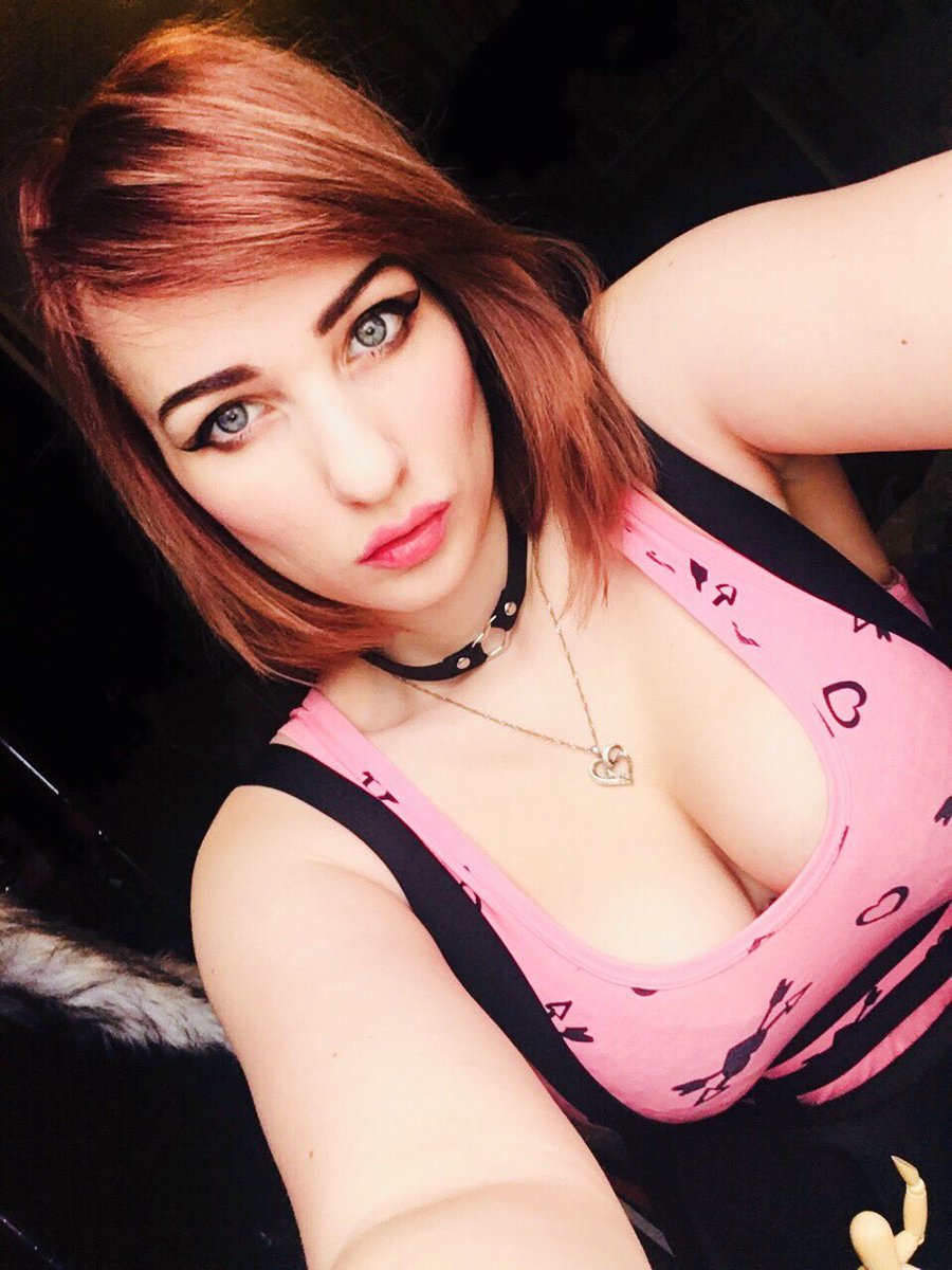 TinyAphrodit3's tweet photo. 🌸I just feel cute rn✨
#ootd #cageskirt #cagedress #collar #pink #pastelgoth #redhead #orangehair #scenegirl #curvy #curvygirl #hourglassfigure #fishnets https://t.co/H4JSQNutKe