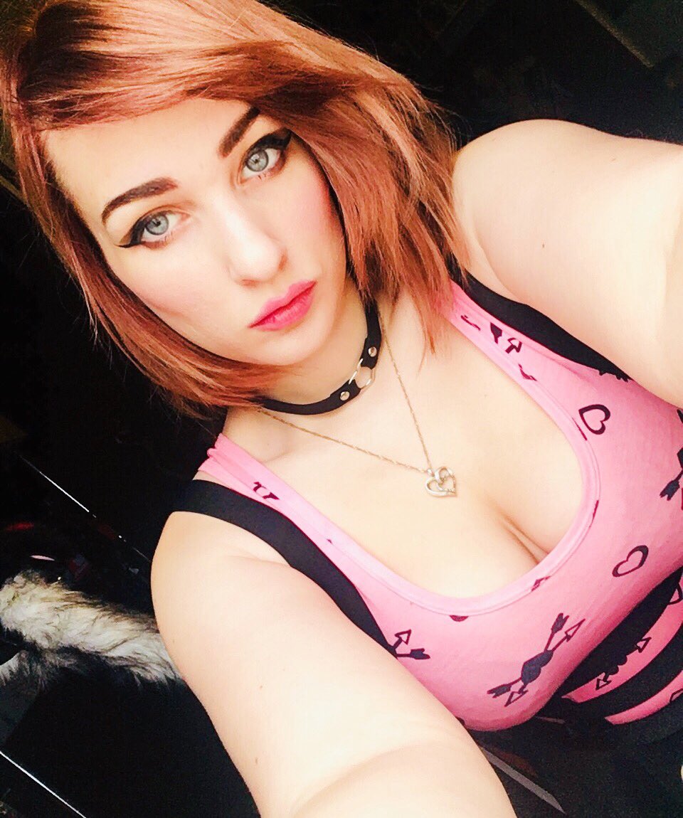TinyAphrodit3's tweet photo. 🌸I just feel cute rn✨
#ootd #cageskirt #cagedress #collar #pink #pastelgoth #redhead #orangehair #scenegirl #curvy #curvygirl #hourglassfigure #fishnets https://t.co/H4JSQNutKe