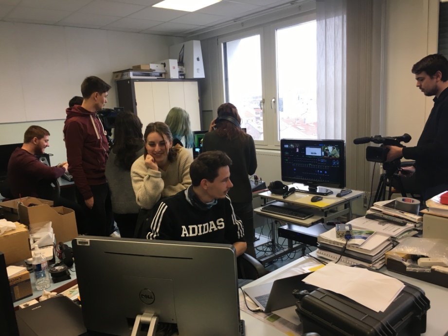 lp_acors's tweet photo. J-3 : Nos élèves se réunissent pour vous préparer un live Youtube qui répondra à toutes vos questions sur la LP Animation des Communautés et Réseaux Socionumériques. Retrouvez-nous à 14h ce samedi, présentation et interviews sont au programme ! #lpacors #IUTNC #JPO https://t.co/LtBsvCtEK1