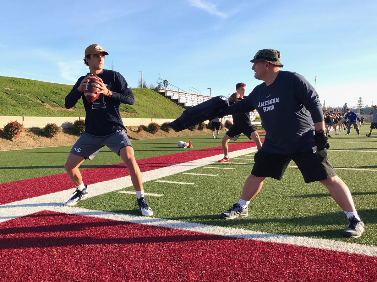 Great pic of UC Davis QB Hunter Rodrigues!