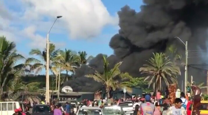 ALERTADESISMO's tweet photo. Rapa Nui  queman  la Fiscalía luego de brutal asesinato contra Alberto Araki Paoa: https://t.co/IDiXNZM1g7 https://t.co/BW5gxnlLHM