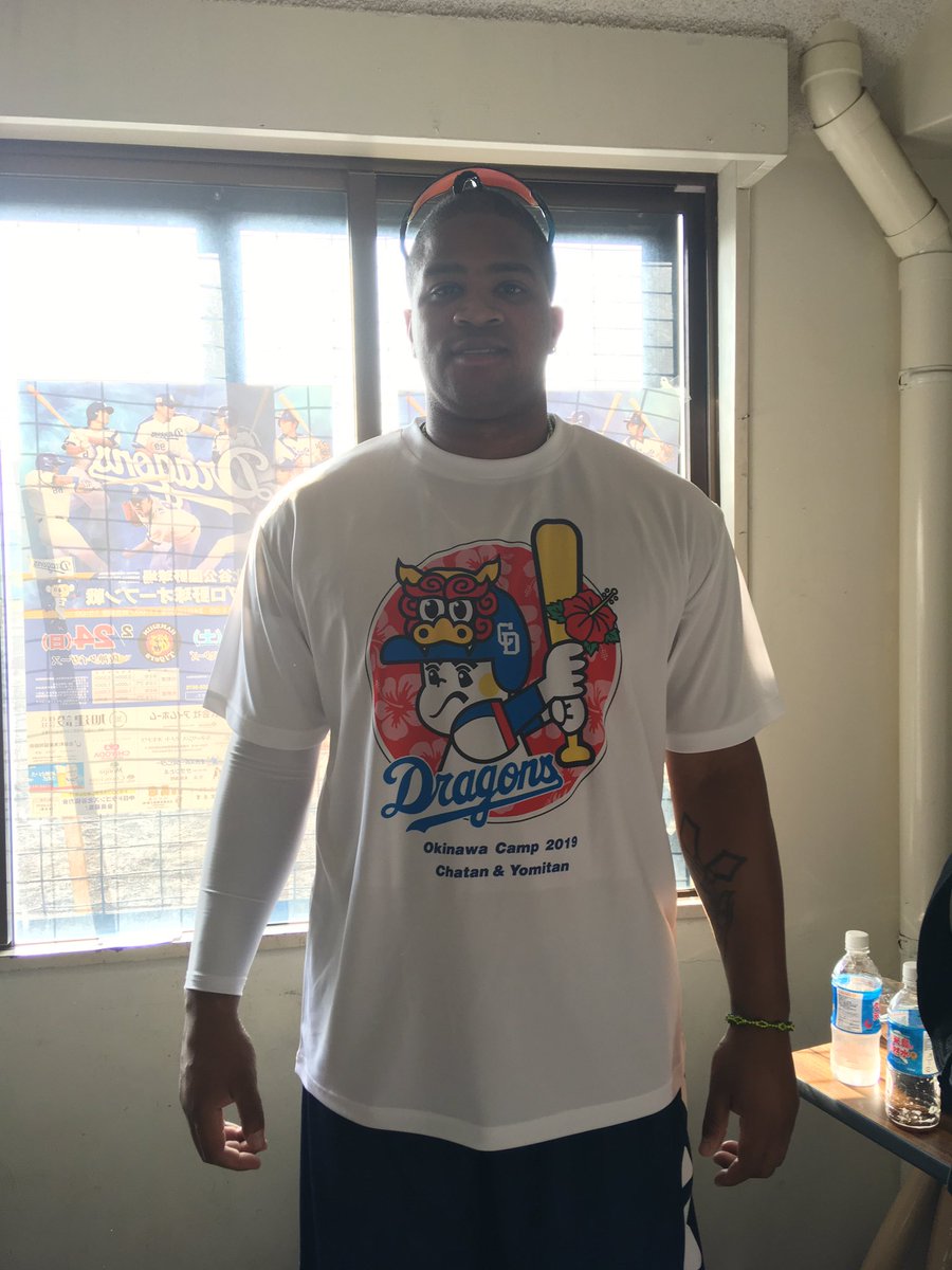 福田選手会長から選手スタッフへ沖縄キャンプｔシャツをプレゼント 選手 裏方がお揃いのデザインのｔシャツを来てアップをしました ビシエド 選手に写真を撮らせてもらいました このｔシャツは2月1日から北谷球場ても販売されます 北谷球場へお越しの際は グッズ