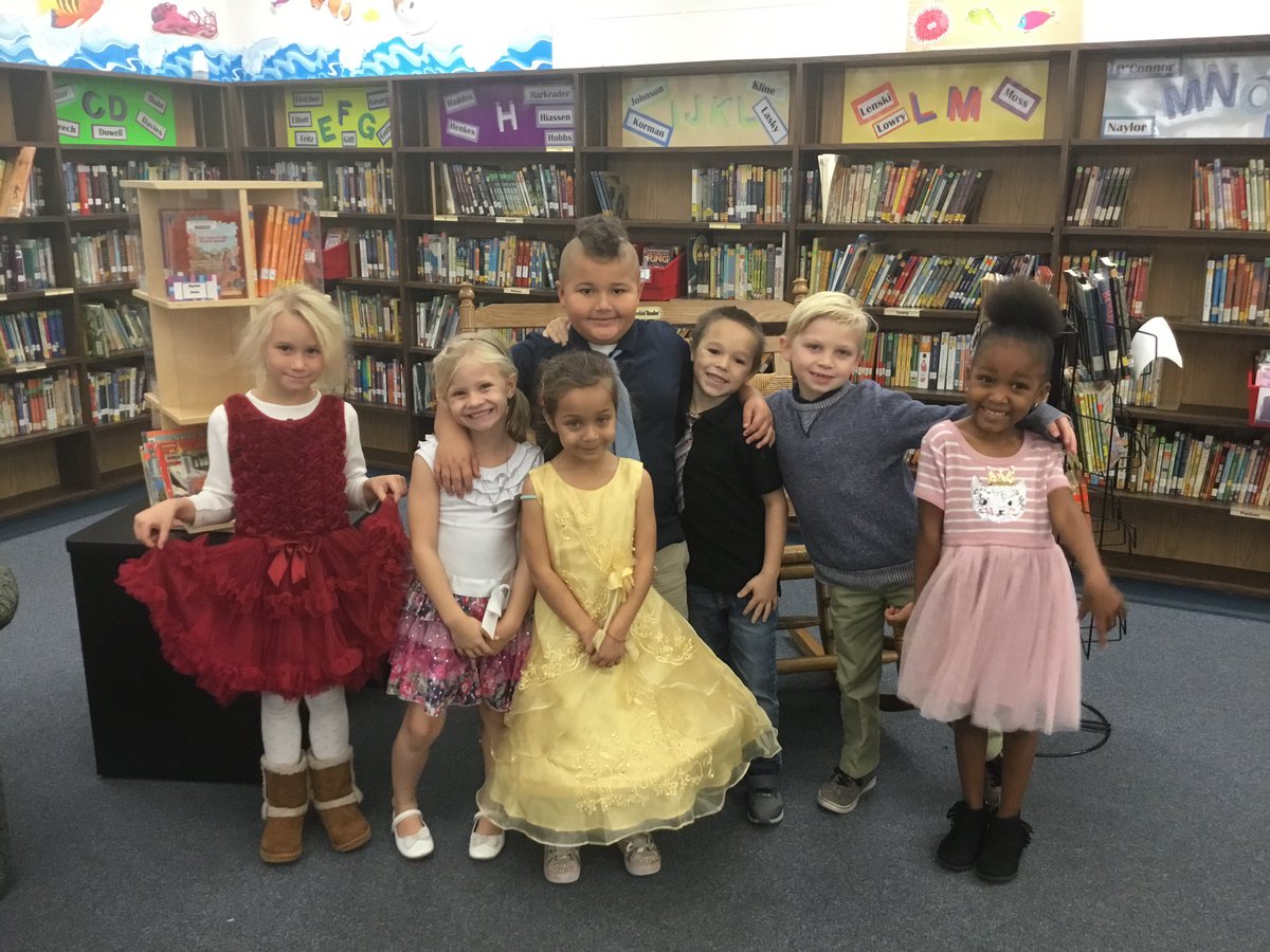 sdedragons's tweet photo. Day 1 of Literacy and kindness week…dress up for kindness! #letsgetfancy #GreatKindnessChallenge #LiteracyWeek https://t.co/Fe0vLdy4Ay