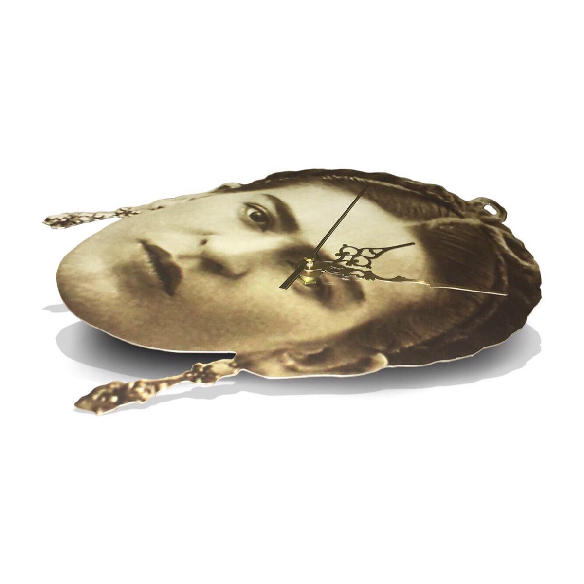 ClockWorkCros's tweet image. Excited to OFFICIALLY release my FRIDA KAHLO clocks, 1st Edition of 25 exclusively on ClockWorkCros.com &amp;amp; made from aluminium plate! 🙏 Im thrilled with these beautiful pieces &amp;amp; 15% of each sale is going to @Rotary a polio charity, a disease Frida suffered from herself 🌹