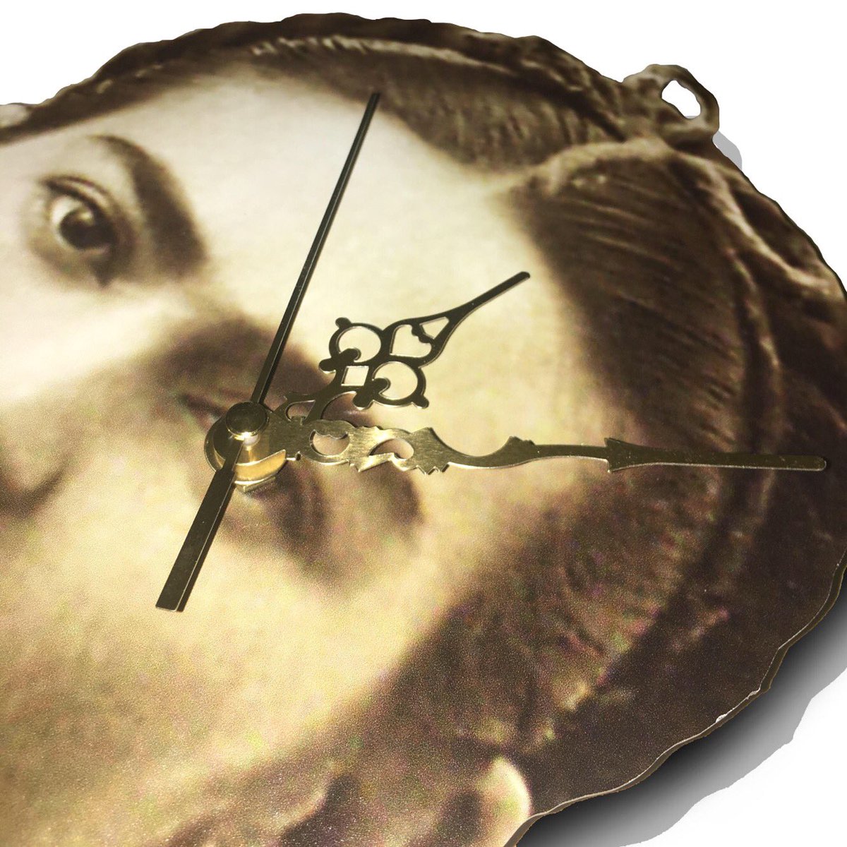 ClockWorkCros's tweet image. Excited to OFFICIALLY release my FRIDA KAHLO clocks, 1st Edition of 25 exclusively on ClockWorkCros.com &amp;amp; made from aluminium plate! 🙏 Im thrilled with these beautiful pieces &amp;amp; 15% of each sale is going to @Rotary a polio charity, a disease Frida suffered from herself 🌹