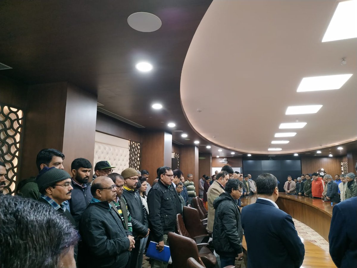 AkashvaniAIR's tweet photo. #India owes its stature & dignity to the lives that were laid by the martyrs for freedom. 🙏 नमन
This martyrdom culminated into the greatest sacrifice that #Bapu made. We met in #FieldenHall of #AkashvaniBhawan & paid tributes alternately through silence and words.
#MartyrsDay https://t.co/KaNWhq3ZW5