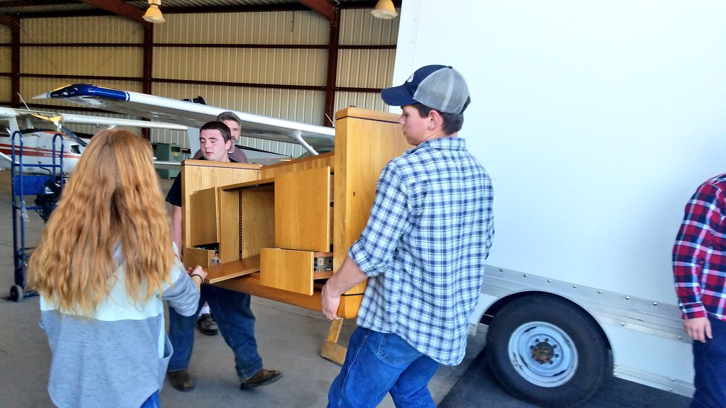 How amazing are these students? Doing some heavy lifting helping Mark and Paradise Ridge Chamber of Commerce unload donated office furniture for the buisnesses reopening in Paradise #rvhswolverine #pusdk12 #AltEd #RidgeStrong 💪
