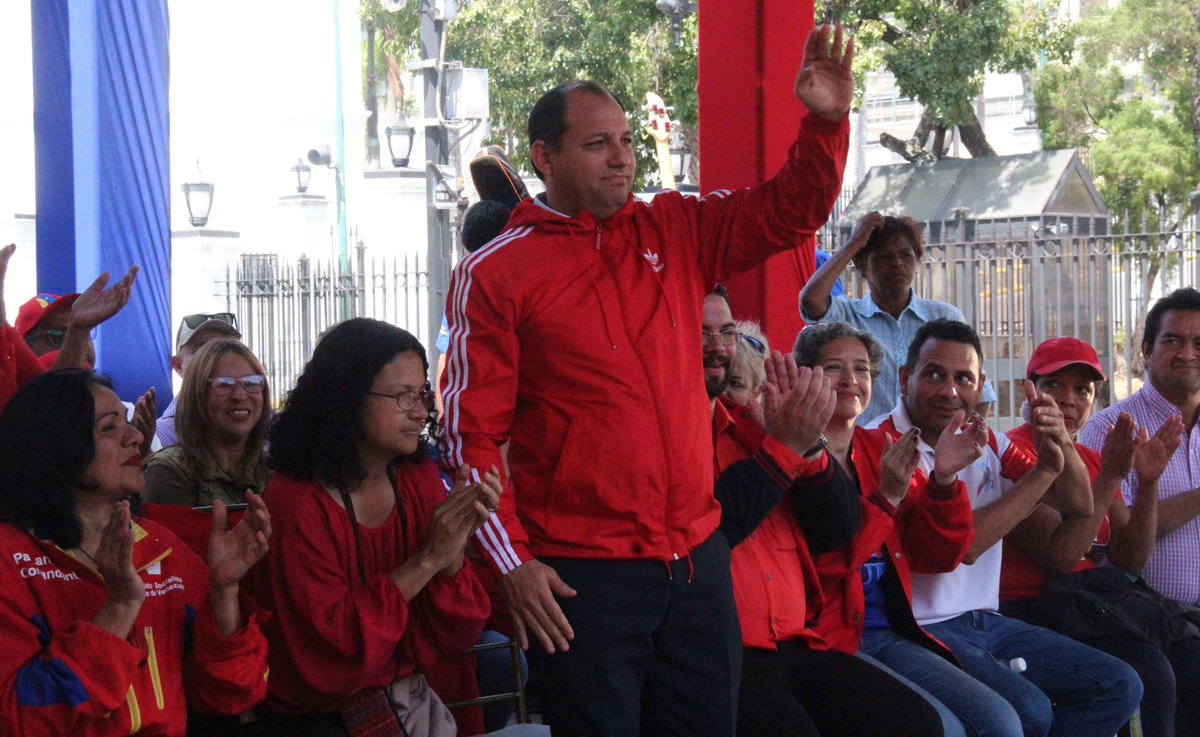 hugbelpsuv's tweet photo. En vigilia en #Miraflores, junto a nuestro pueblo, seguimos dejando en alto nuestra dignidad. Ya en Venezuela no nos mandan desde el Pentágono, la Casa Blanca o la Embajada de los EEUU. Somos libres y más nunca seremos esclavos, cuéstenos lo que nos cueste.
#FANBActivaPorLaPatria https://t.co/57yp6p6wZc