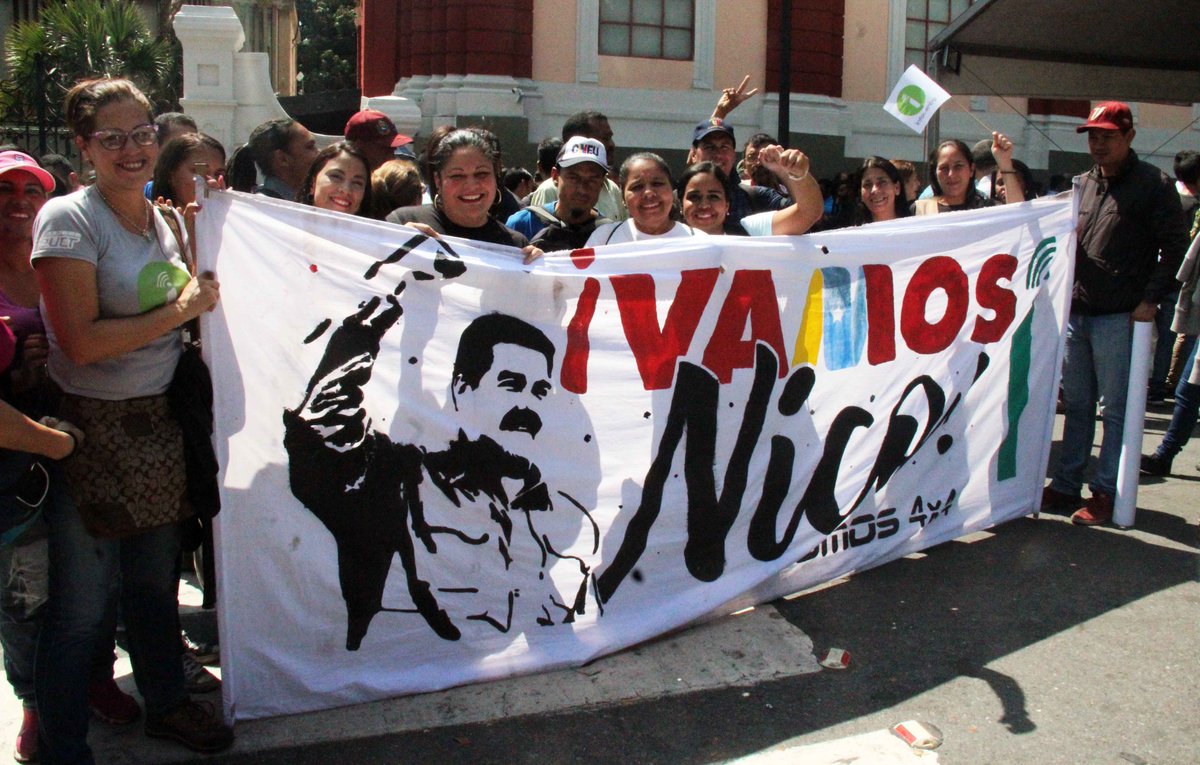 hugbelpsuv's tweet photo. En vigilia en #Miraflores, junto a nuestro pueblo, seguimos dejando en alto nuestra dignidad. Ya en Venezuela no nos mandan desde el Pentágono, la Casa Blanca o la Embajada de los EEUU. Somos libres y más nunca seremos esclavos, cuéstenos lo que nos cueste.
#FANBActivaPorLaPatria https://t.co/57yp6p6wZc