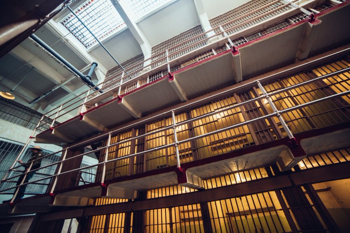Sr_Politics's tweet photo. Political power shifts depending on where prisoners are counted as residents. Are they residents of their home communities or are they residents of their current place of incarceration? Tim Henderson of Stateline reports. #Census2020 #politics https://t.co/5YxTvA1Dr2 https://t.co/FTvURa07fW