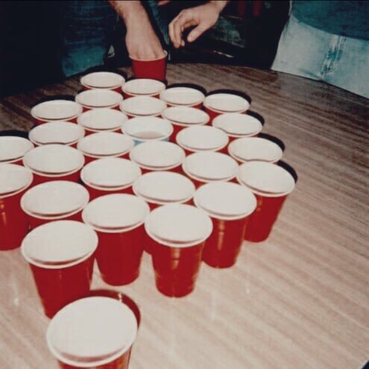 catfishvol6's tweet photo. 🥃{au Larry Stylinson;drunk}

Onde Harry Styles um jovem e famoso cantor, pede um uber ao sair de uma festa completamente bêbado. 
No dia seguinte, Harry se dá conta de que esqueceu seu celular pessoal dentro do uber e Louis, o motorista, precisa encontrar o dono daquele celular. https://t.co/mTcfAmd60c
