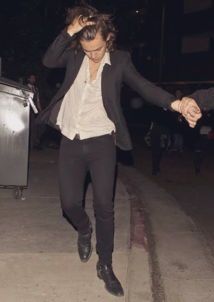 catfishvol6's tweet photo. 🥃{au Larry Stylinson;drunk}

Onde Harry Styles um jovem e famoso cantor, pede um uber ao sair de uma festa completamente bêbado. 
No dia seguinte, Harry se dá conta de que esqueceu seu celular pessoal dentro do uber e Louis, o motorista, precisa encontrar o dono daquele celular. https://t.co/mTcfAmd60c