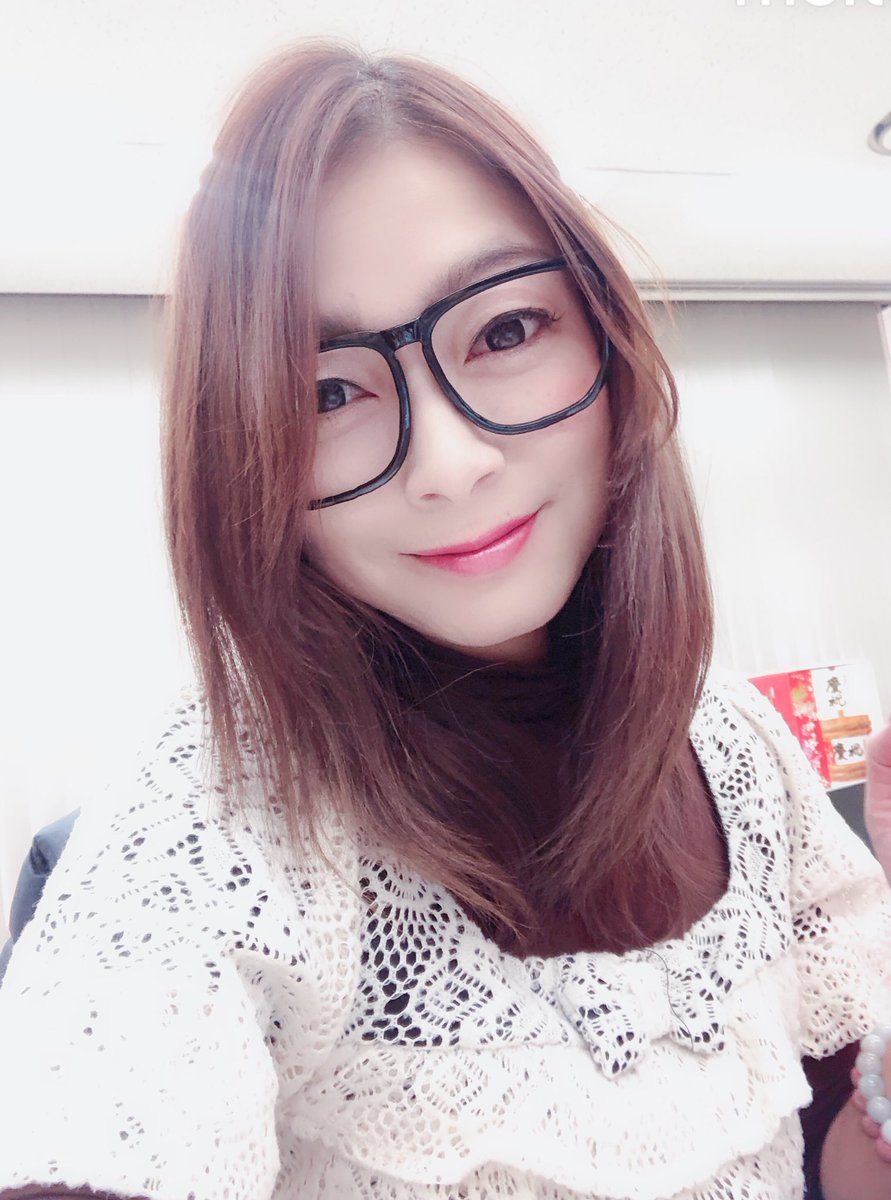 さいとうかおり La駐在妻 日本一時帰国中 A Twitter 黒縁メガネで小顔効果説を信じて お気に入りのが壊れてしまったので新しいのを買いに行ったら 小顔効果欲がおもいっきり出て 前のものよりひとまわり大きいのを選んでしまった 笑 自己満でモチベーション
