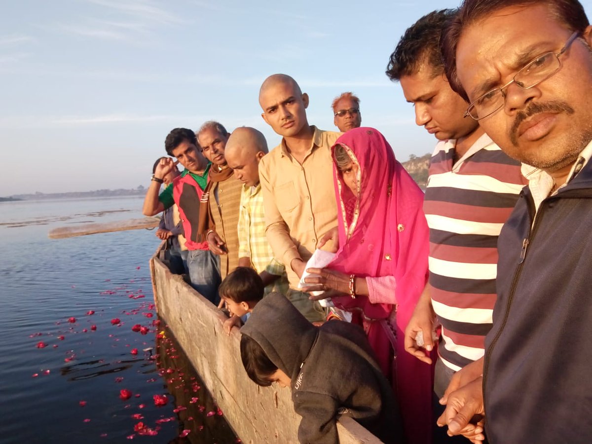 BPMEENA57's tweet photo. अत्यंत दुख के साथ सूचित करना पड़ रहा है कि मेरे पिताजी बद्री लाल मीणा निवासी ऐबरा जिला बूंदी का देहांत 14 जनवरी2019 को हो गया ।
मेरे पिताजी का अस्ति विसर्जन हरिद्वार की जगह केशवरायपाटन चर्मण्वती नदी (चम्बल) में  मेरे परिवार के द्वारा किया गया। https://t.co/a3PGpJ14sB