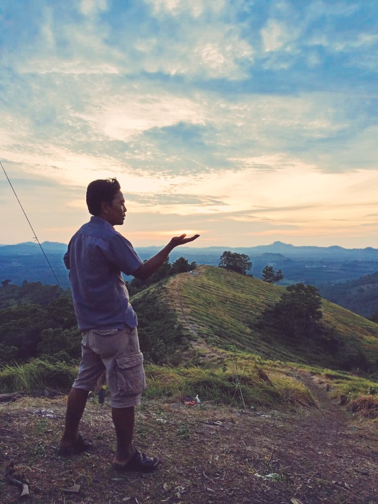 MAliRahman7's tweet photo. “Bekerjalah seperti Anda tidak membutuhkan uang. Mencintailah seperti Anda tidak pernah tersakiti. Menarilah seolah olah tidak ada yang melihat.”
#kemendes2019 
@EkoSandjojo 
@anwsanusi 
@taufikmadjid71 
@fachrilabalado 
@kpw3_kalsel 
@Alikurd76640485 https://t.co/QPssw1FF6J