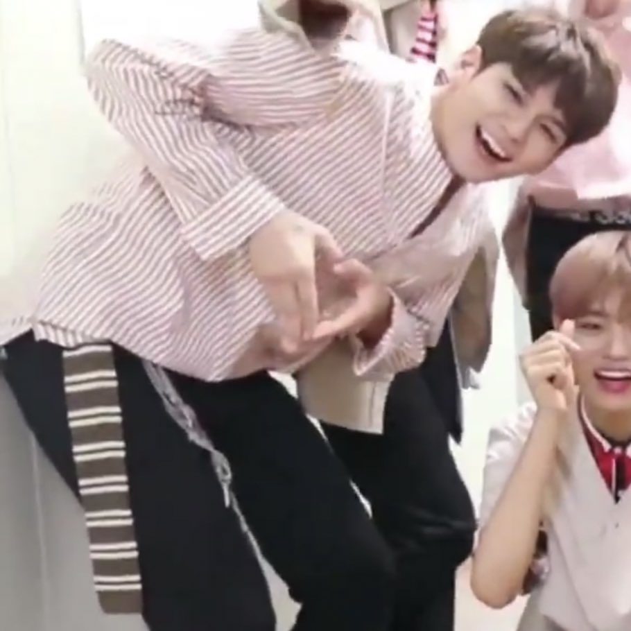 ong_d_va's tweet photo. 미묘하게 늘 공중에 앉아있던 초반 옹성우 ㅠㅠㅋㅋㅋㅋㅋ 귀엽구 사랑스러움 https://t.co/sV6yBTqUC6