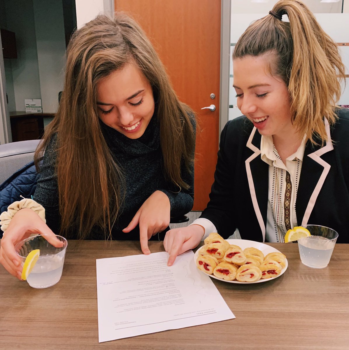 We had so much fun networking, doing practice interviews, and reviewing resumes tonight at WiB! 💟