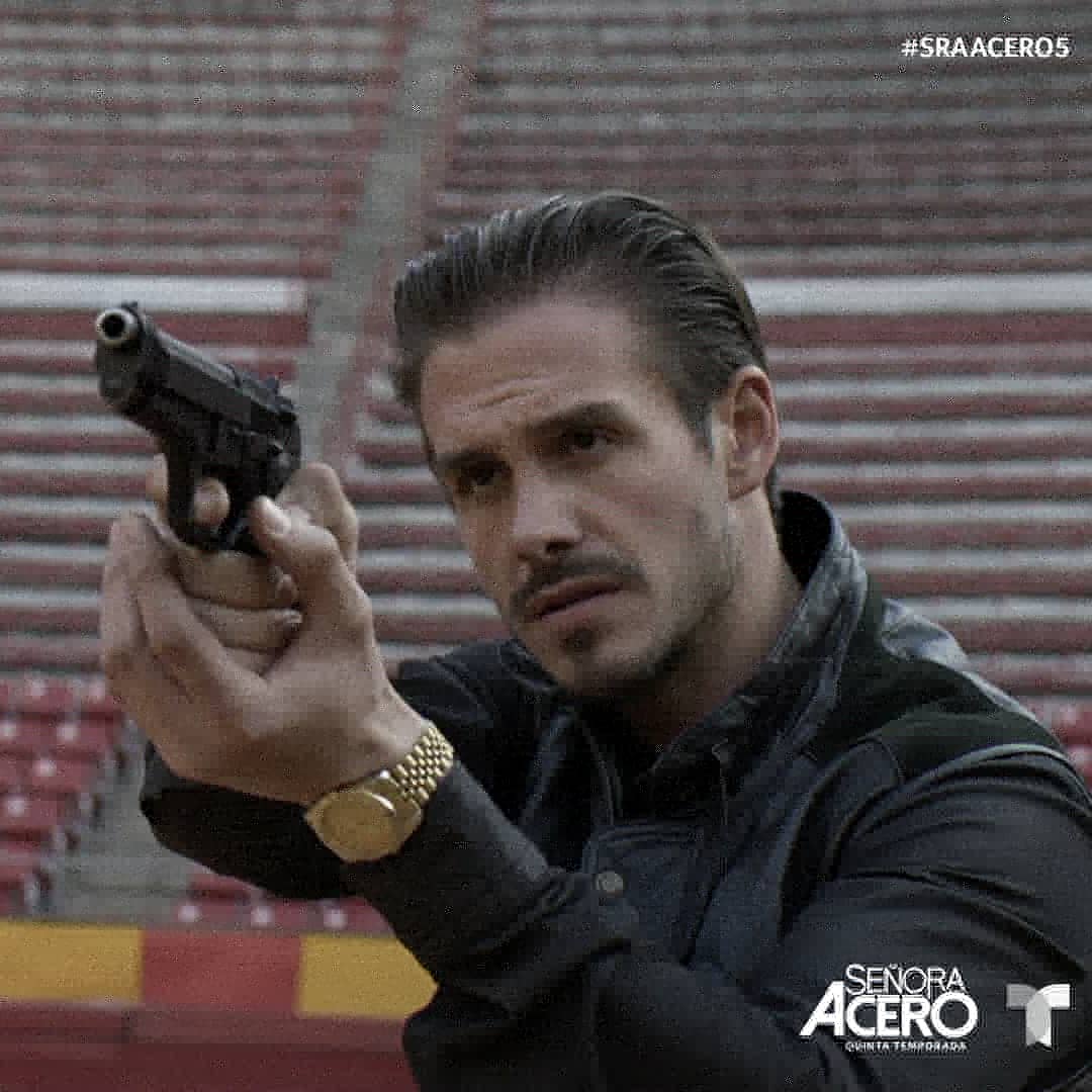 SraAcero's tweet photo. Ay! ¡Ay! 💥🔫 No podemos con estos momentos de tensión en el GRAN FINAL de #SraAcero5. ¿Acabarán con el Teca? #NoTodosLaLibrarán @DavidChocarro @williammiller @_oscarpriego https://t.co/Nr1tUaQsYW