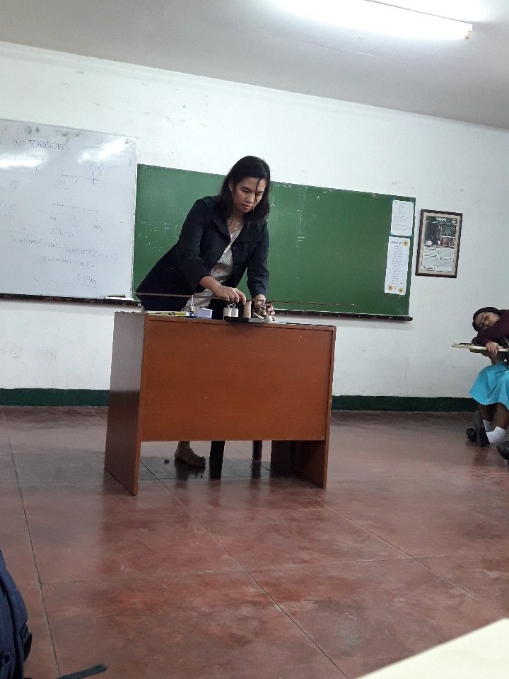 alfredranger_'s tweet photo. studying about moments
#Physics #LeverArm #Torque #Rotation #FaveSubject #Fulcrum #ALDUBNATIONStays #ALDUBNationKeepGoing https://t.co/xte8jggQQB