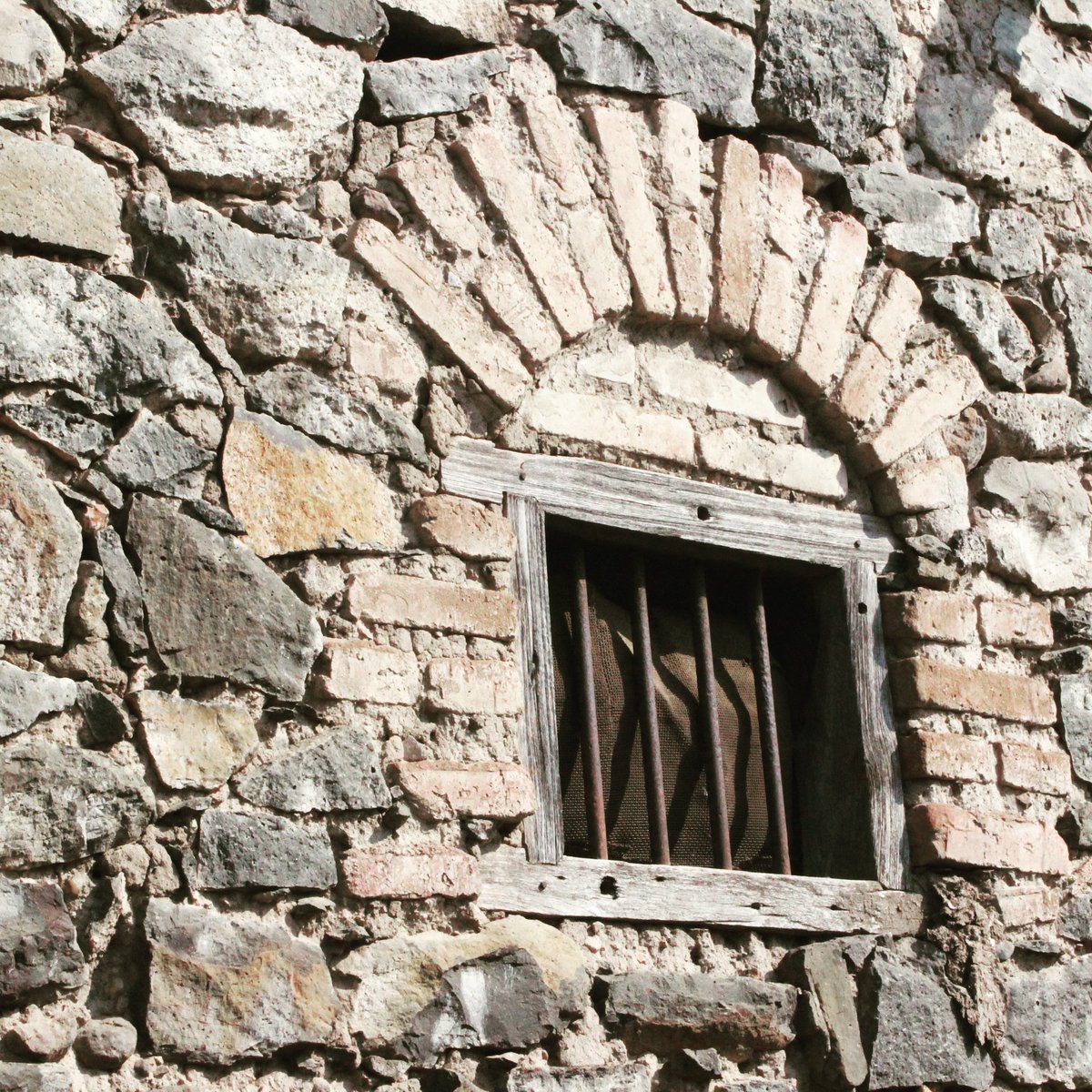 Timekeepers16's tweet photo. Layering of architectural materials telling stories of its building construction times. A typical window in historic village of Hivre near Saswad - Pune. Village has a fortification wall around settlement and a ancient Shiva Temple along with residences in timber, stone &amp; brick https://t.co/r556kpLBHz