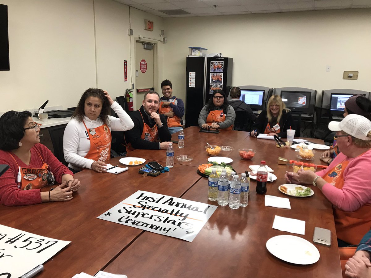 m_ignacia_29's tweet photo. Lots of Fun, Learning &amp; Recognition in our last Specialty Tuesday of the year! Team 537 is fired up &amp; ready for 2019!!😆😊😁🚂🚂#GetonthePIPELINEEXPRESS @Carrol_Craig14 @shane_home @MichaelQHD https://t.co/yaiM4BiPWM
