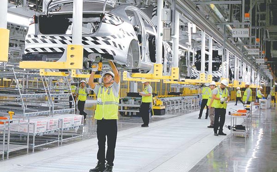 Milenio's tweet photo. Tras huelgas,15 maquiladoras se irán del país y más de 30 mil empleos están en riesgo https://t.co/wLBoKTjB91 https://t.co/OfWycuVHFb